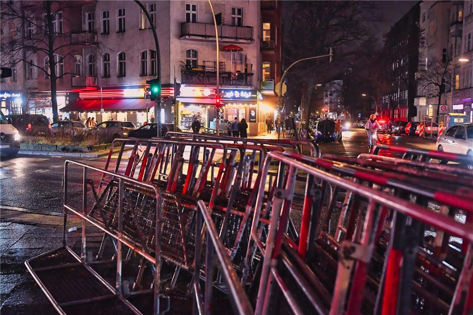 Die Polizei in Berlin bereitet sich auf einen Großeinsatz vor. Paul Zinken/dpa