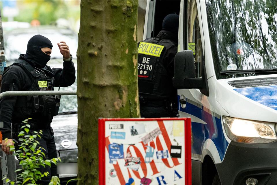 Die Polizei in Berlin geht mit einer Razzia gegen illegalen Waffenbesitz und Bandenkriminalität vor. Fabian Sommer/dpa