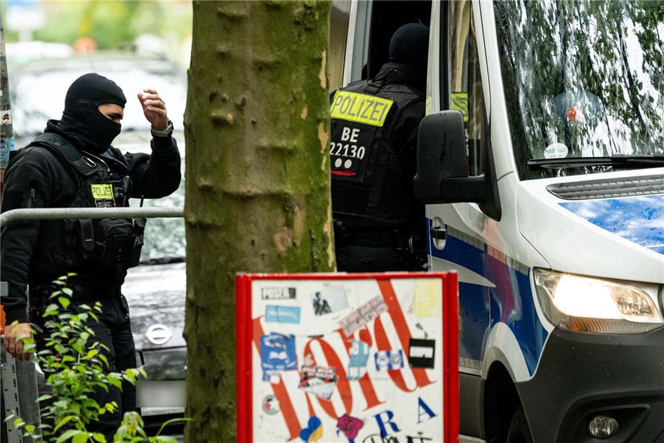 Die Polizei in Berlin geht mit einer Razzia gegen illegalen Waffenbesitz und Bandenkriminalität vor. Fabian Sommer/dpa