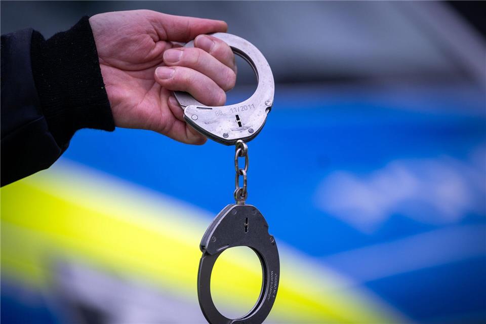 Die Polizei in Bremen nimmt einen 40-Jährigen fest, der einen anderen Mann mit einem Messer schwer verletzt haben soll. (Symbolbild)Soeren Stache/dpa