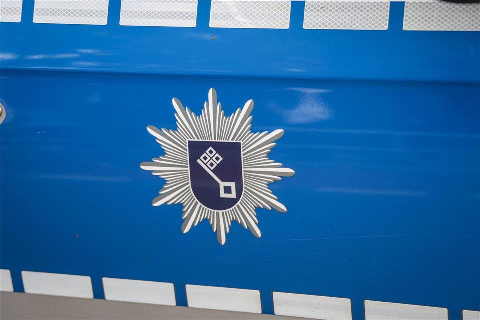 Die Polizei in Bremen sucht einen Dieb, der ein Lebensmittelgeschäft überfallen haben soll. (Symbolbild)Focke Strangmann/dpa