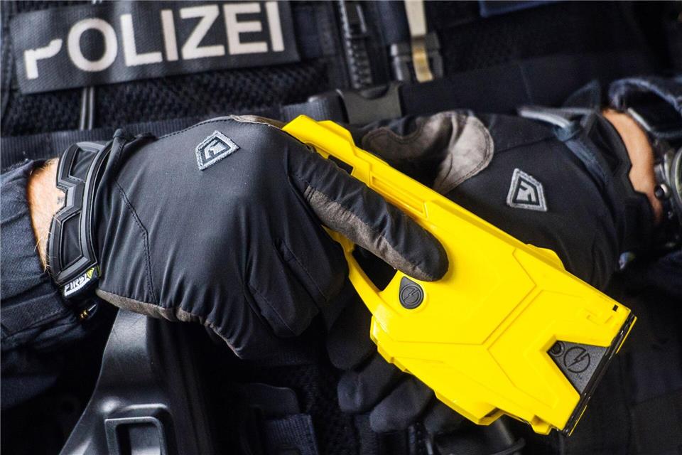 Die Polizei in Bremen wird von einem Mann mit einer Axt bedroht und benutzt einen Taser. (Symbolbild)Andreas Arnold/dpa