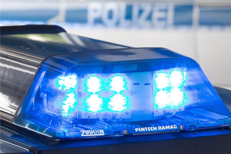 Die Polizei in Dillingen untersucht nach Hinweisen insgesamt zehn mutmaßliche Luftgewehr-Schüssen auf Autos aus. (Symbolbild)Friso Gentsch/dpa