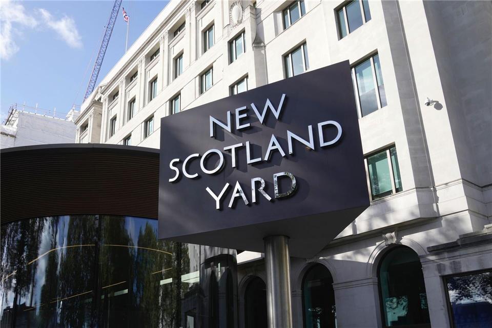 Die Polizei in Großbritannien spricht im Fall des Angriffs vor einer Synagoge in Manchester von einer Terrortat. (Symbolbild)Kin Cheung/AP/dpa