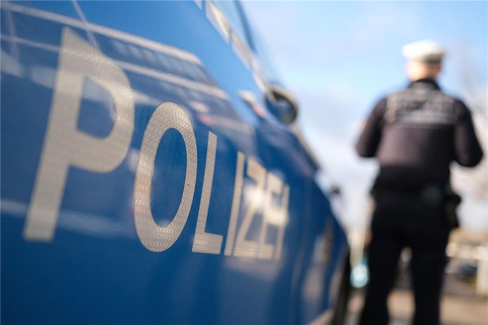 Die Polizei in Reutlingen sucht nach Zeugen, die Hinweise zu der zunächst unbekannten Frau geben können. (Symbolbild)Bernd Weißbrod/dpa