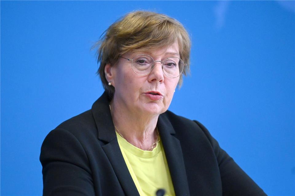 Die Polizei in Schleswig-Holstein verstärkt laut Ministerin Sabine Sütterlin-Waack deutlich die Drohnenabwehr. (Archivbild)David Hammersen/dpa