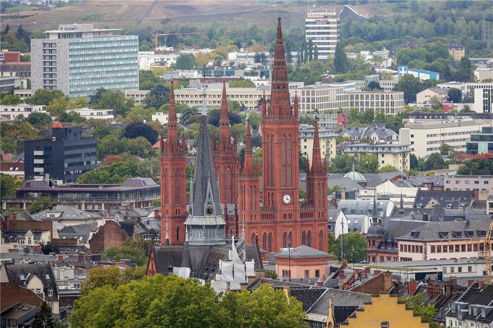 Die Polizei in Wiesbaden nahm nach einem Tötungsdelikt in der Innenstadt einen 38-Jährigen fest. (Symbolbild) picture alliance / Fredrik Von Erichsen/dpa