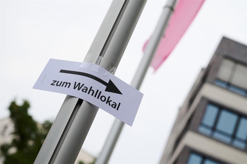 Die Polizei ist am Wahlsonntag mit rund 1.000 Beamtinnen und Beamten in der Stadt unterwegs.Annette Riedl/dpa