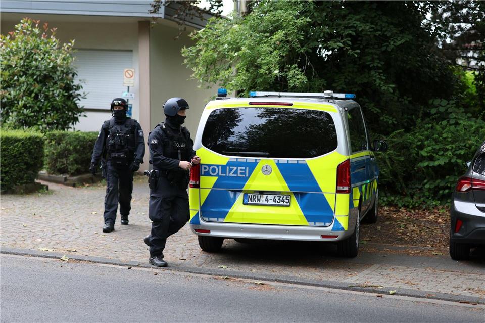 Die Polizei ist am frühen Morgen in Leverkusen im Einsatz.Christoph Reichwein/dpa