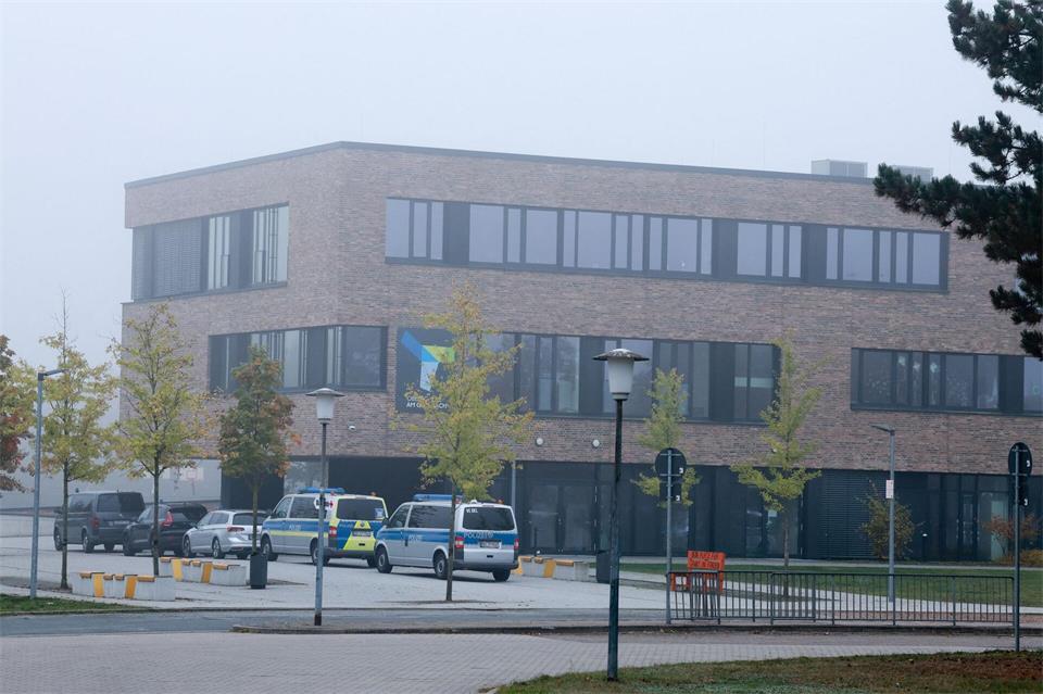 Die Polizei ist an einer Schule im Kreis Verden im Einsatz.Christian Butt/dpa