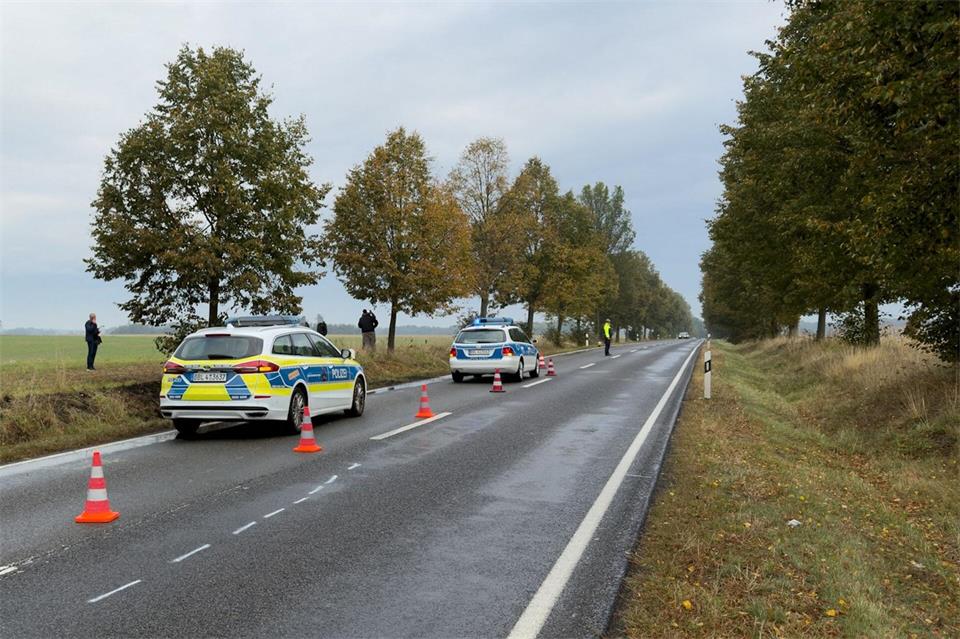Die Polizei ist auch am Tag danach am Unfallort im Einsatz.Marco Porzig/dpa