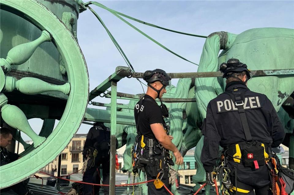 Die Polizei ist auf Brandenburger Tor in Berlin im Einsatz, um Demonstranten festzunehmen. -/Polizei Berlin/dpa