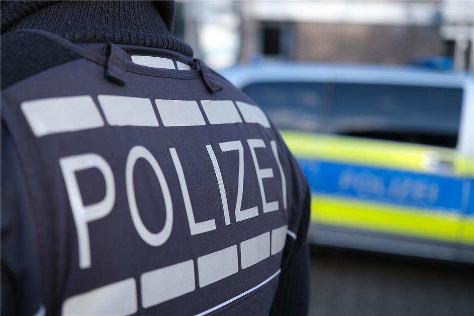 Die Polizei ist auf der Suche nach dem Angreifer. (Symbolbild)Bernd Weißbrod/dpa