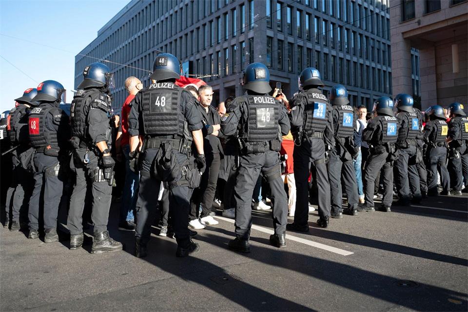 Die Polizei ist bei Fußballspielen regelmäßig mit einem Großaufgebot im Einsatz. (Archivbild)Michael Brandt/dpa