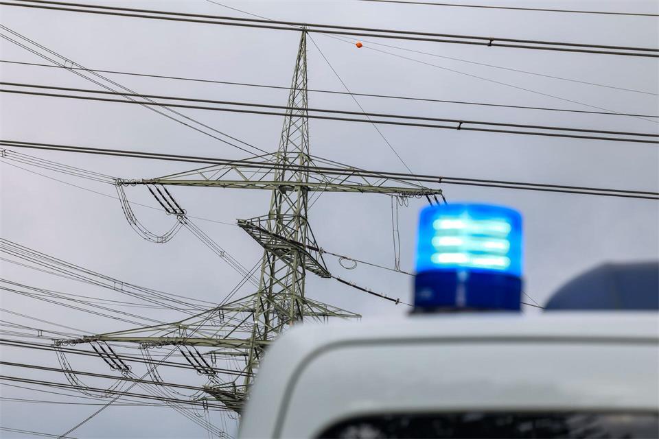 Die Polizei ist derzeit rund um die kritische Energie-Infrastruktur immer wieder im Einsatz.Christoph Reichwein/dpa