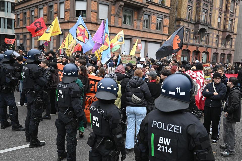 Die Polizei ist im Einsatz. Bernd Weißbrod/dpa