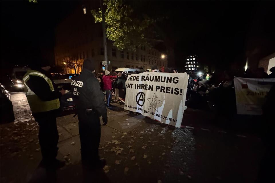 Polizeieinsatz wegen Räumung in Berlin beendet Die Polizei ist im Einsatz bei einem Protest in Berlin-Mitte gegen die Räumung von teilweise besetzten Häusern.Sven Kaeuler/dpa