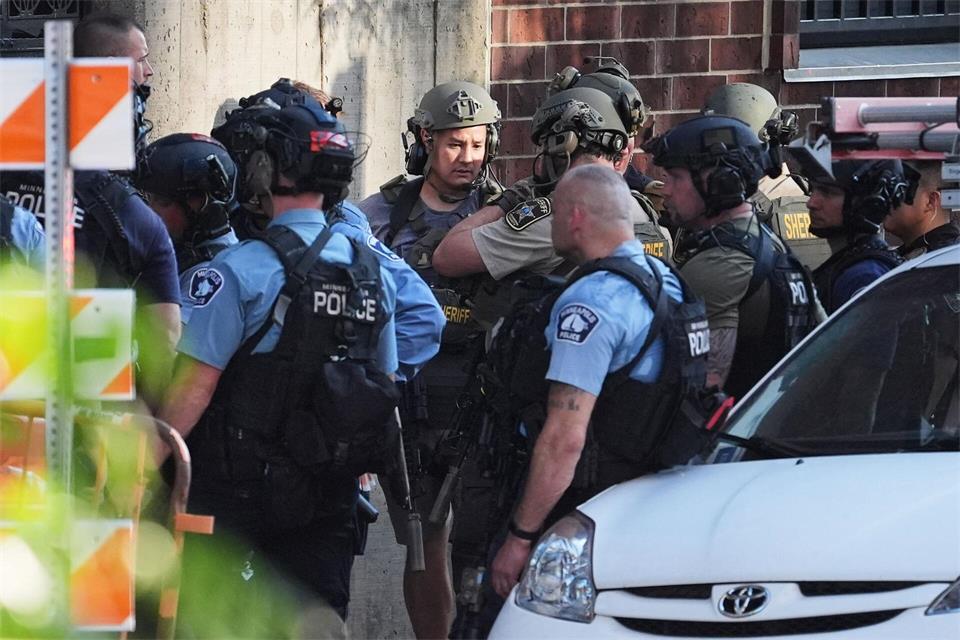 Die Polizei ist in Minneapolis mit einem Großaufgebot vor Ort.Ellen Schmidt/AP/dpa
