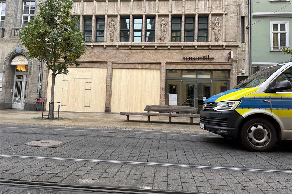 Die Polizei ist in der Stadt präsent. David Hutzler/dpa