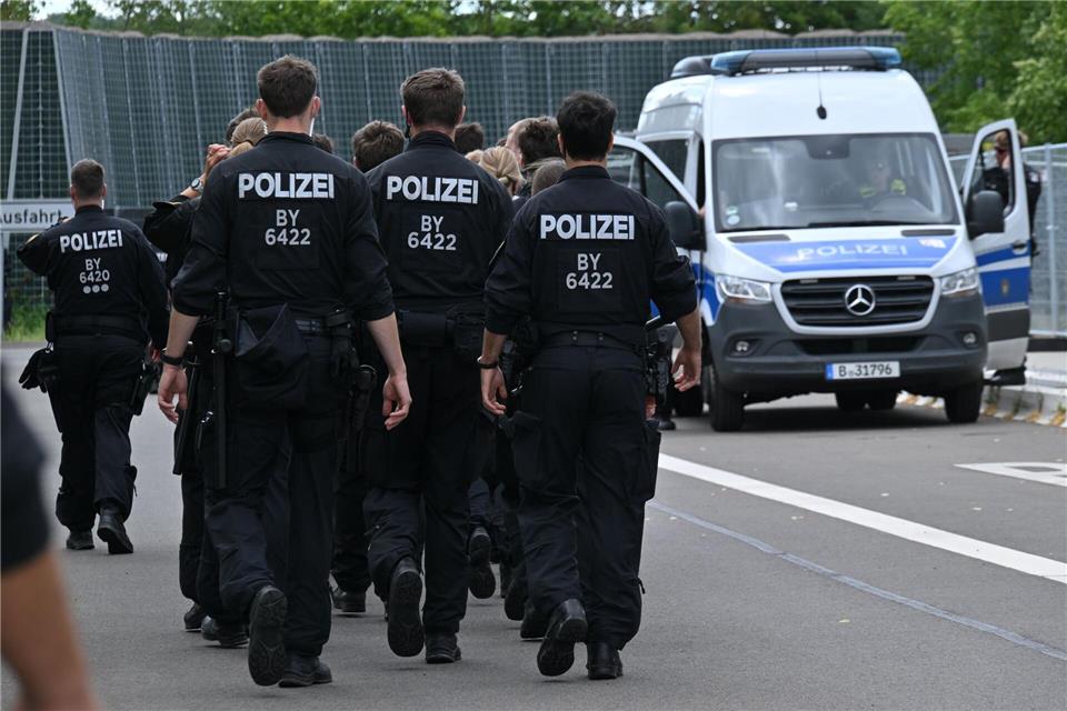 Die Polizei ist mit einem Großaufgebot bereits vor dem AfD-Parteitag im Einsatz.Martin Schutt/dpa