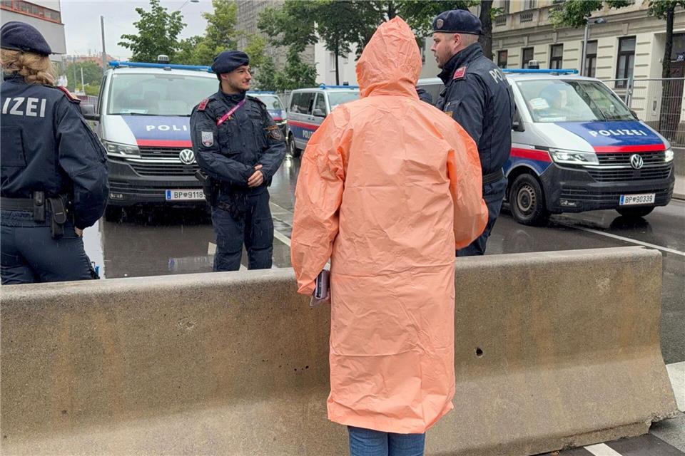 Die Polizei ist mit einem Großaufgebot im Einsatz.Matthias Röder/dpa