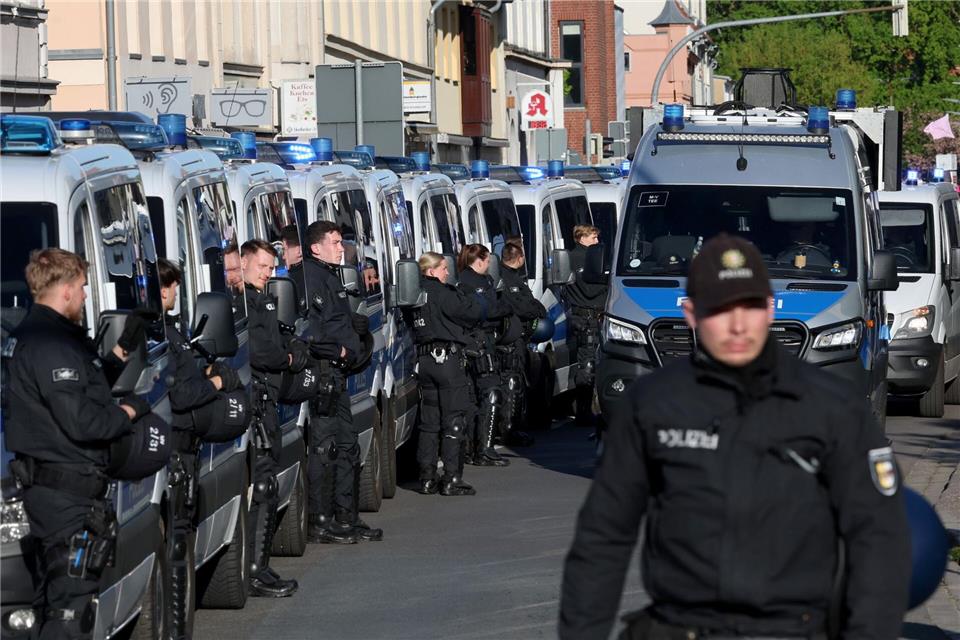 Die Polizei ist mit einem Großaufgebot in Demmin.Bernd Wüstneck/dpa