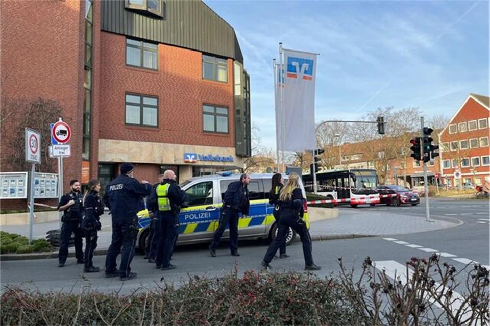 Die Polizei ist mit mehreren Einsatzkräften vor Ort. 