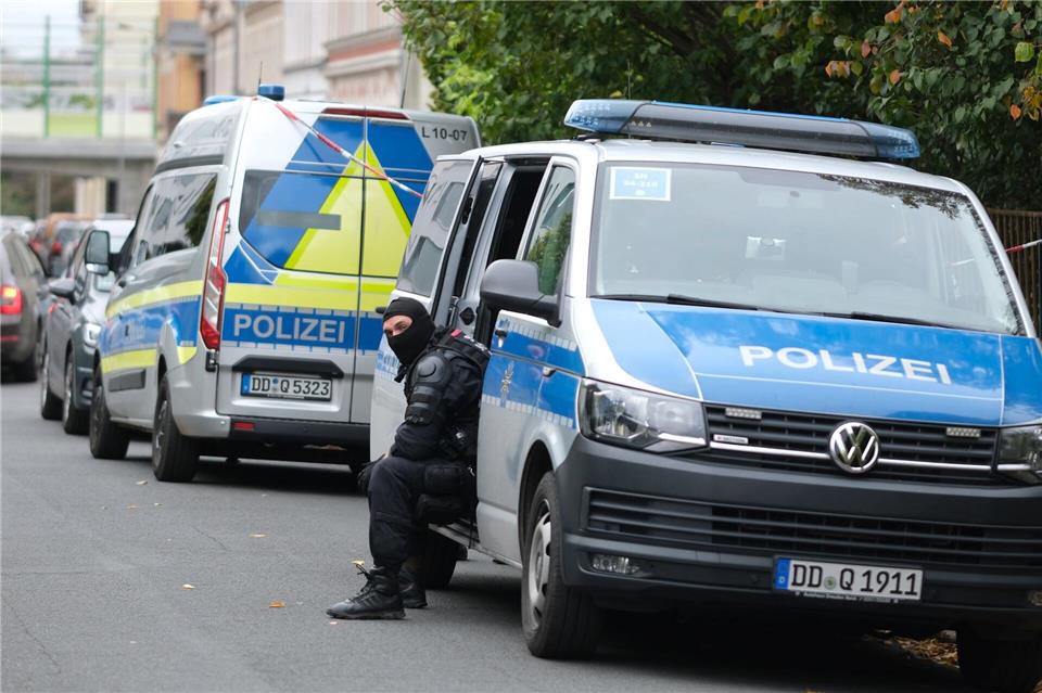 Die Polizei ist mit mehreren Fahrzeugen vor Ort.Sebastian Willnow/dpa