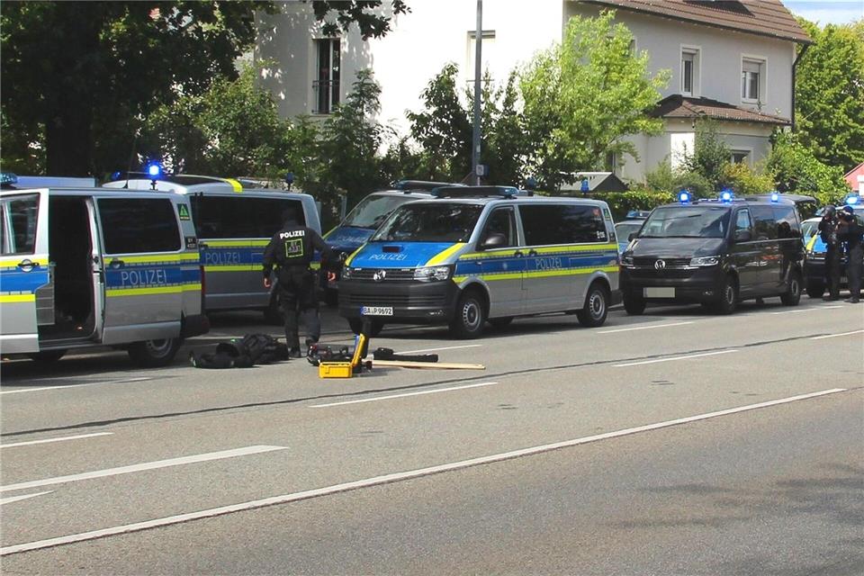 Die Polizei ist mit vielen Kräften im Einsatz.Moller-Schuh/Vifogra MEDIA/dpa