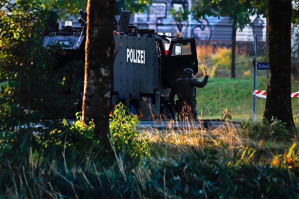 Die Polizei ist mit vielen kräften im Einsatz.Michael Buholzer/KEYSTONE/dpa