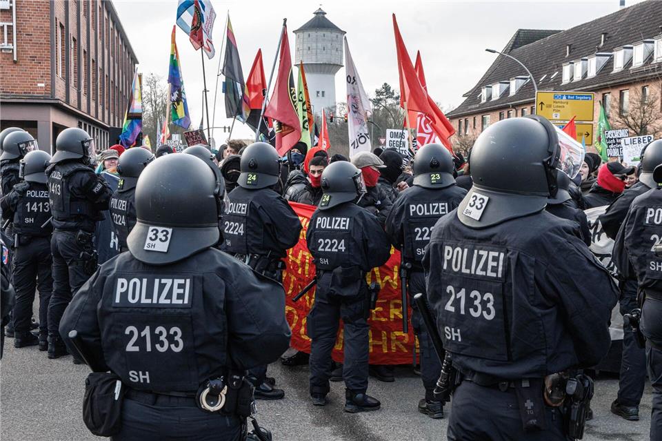 Die Polizei ist nach eigenen Angaben mit zahlreichen Kräften im Einsatz.Markus Scholz/dpa