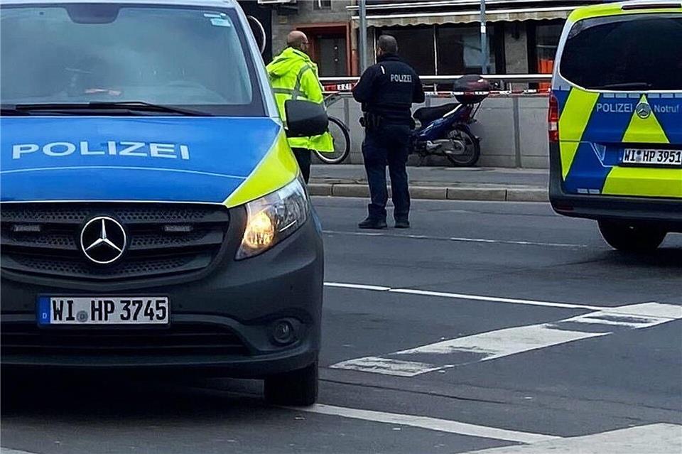 Die Polizei ist nach einer Explosion vor einer Shisha-Bar im Einsatz. Str./dpa