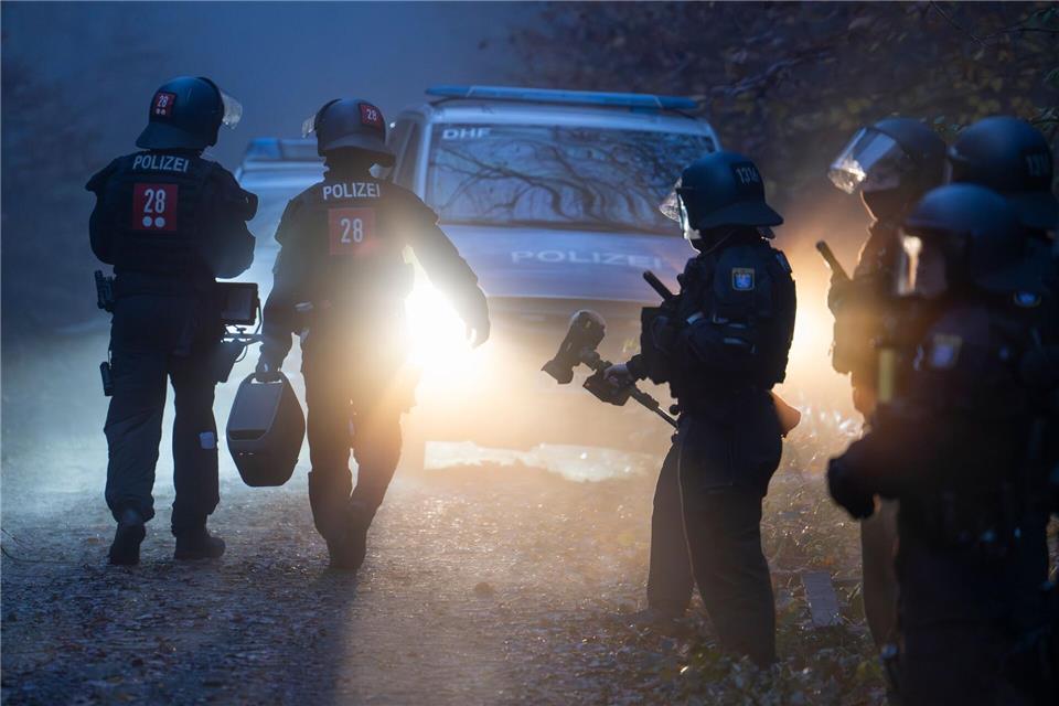 Die Polizei ist seit dem frühen Morgen in dem Camp.Boris Roessler/dpa