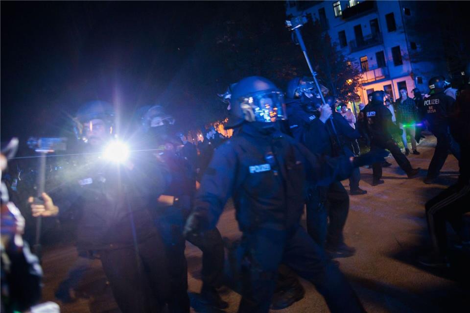 Die Polizei ist seit der Walpurgisnacht wegen Demonstrationen im Einsatz. Bleibt die große 1. Mai-Demonstration in Kreuzberg und Neukölln weitgehend gewaltfrei? Carsten Koall/dpa