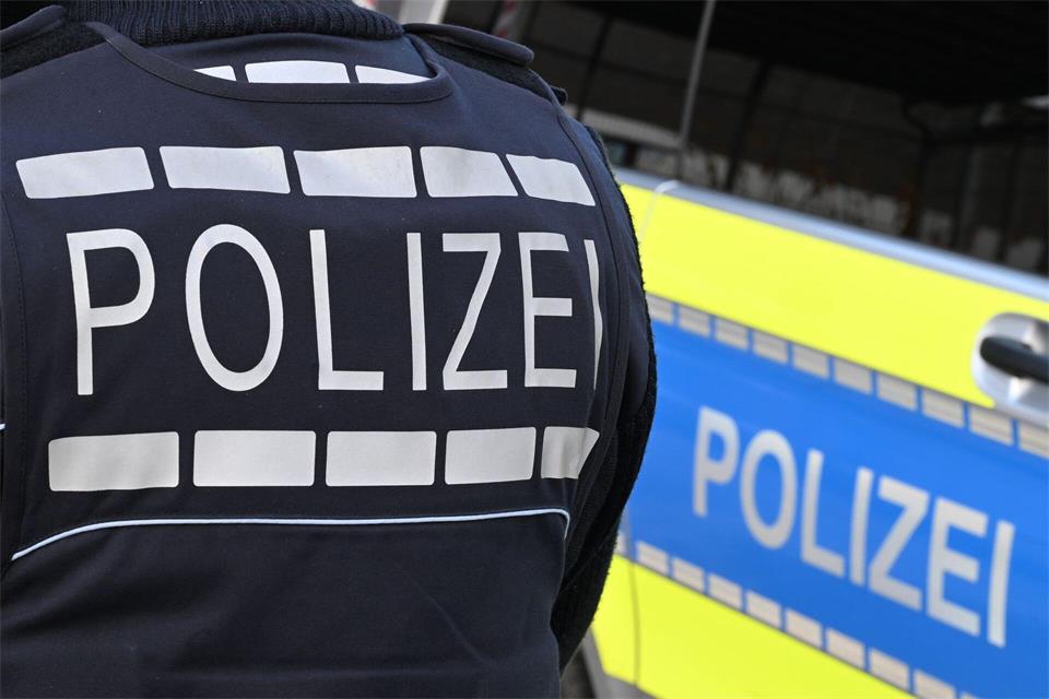 Die Polizei ist vor Ort. (Symbolbild)Bernd Weißbrod/dpa