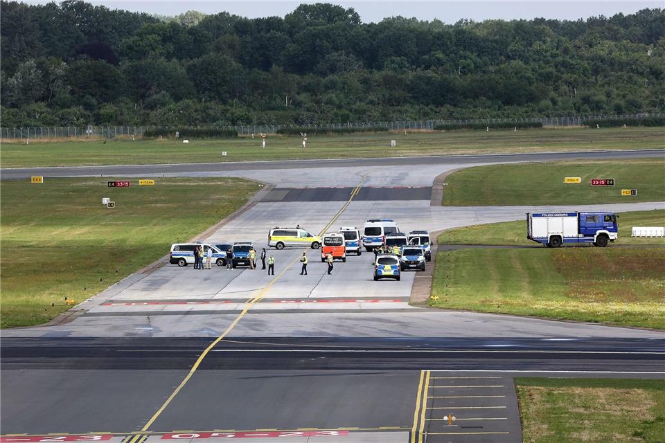 Die Polizei ist während der Blockade am Hamburger Flughafen im Einsatz gewesen. (Archivbild) Bodo Marks/dpa