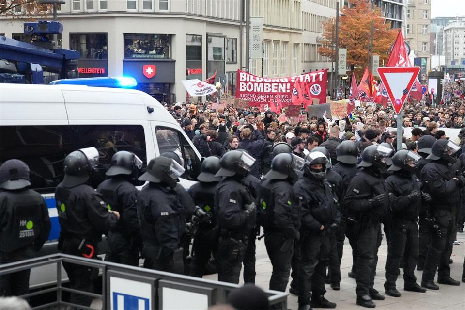 Die Polizei ist wegen der Demonstration im Großeinsatz. Auch Wasserwerfer standen bereit. Marcus Brandt/dpa