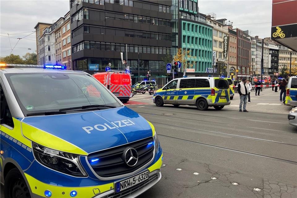 Polizei schießt in Düsseldorfer Zentrum auf Mann mit Waffe Die Polizei ist zu einem größeren Einsatz ausgerückt. Frank Christiansen/dpa