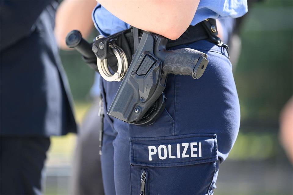 Die Polizei kann den 19-Jährigen später stellen. (Symbolbild)Robert Michael/dpa