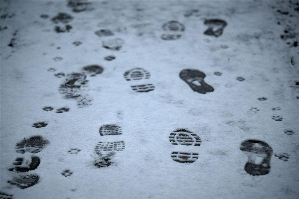 Die Polizei kann den mutmaßlichen Täter in einem Treppenhaus stellen, nachdem ihn seine Fußspuren verraten haben. (Symbolbild)Bernd von Jutrczenka/dpa