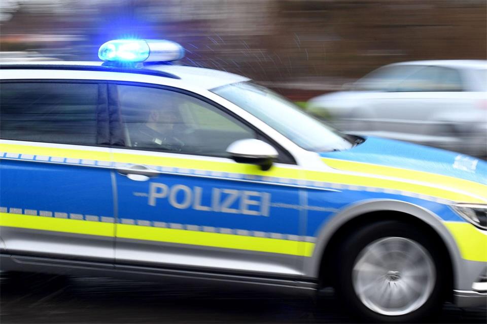 Die Polizei kann die Gruppe vor Ort antreffen und die riskante Fahrt beenden. (Symbolbild) Carsten Rehder/dpa