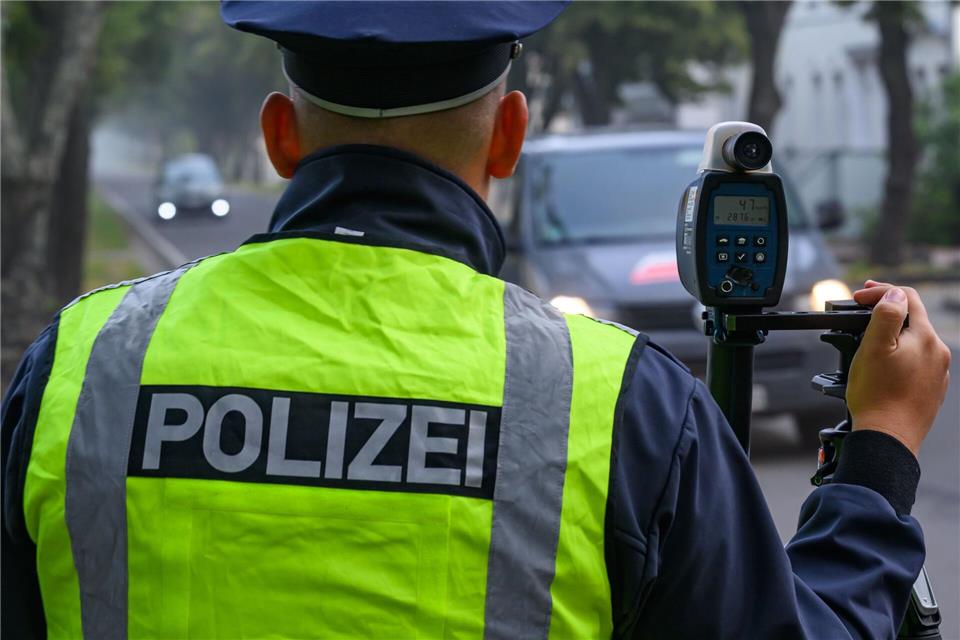 Die Polizei kassierte den Führerschein des jungen Autofahrers. (Symbolbild)Patrick Pleul/dpa