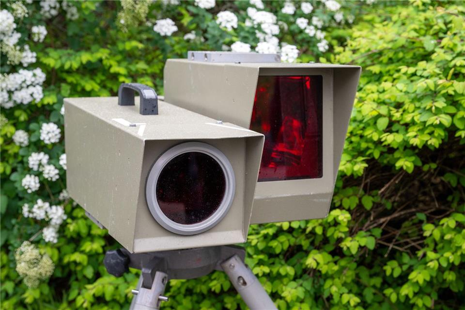 Die Polizei konnte den Blitzer inzwischen wieder enthüllen und einsatzbereit machen. (Symbolbild)Pia Bayer/dpa