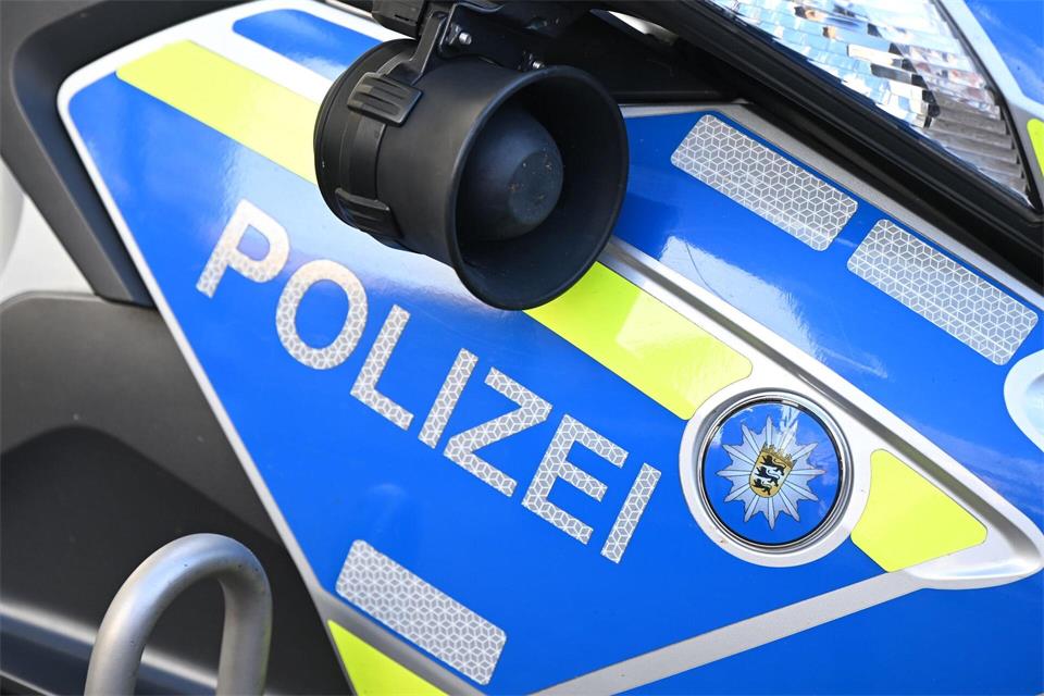 Die Polizei konnte den Mann kurz nach der Geldübergabe festnehmen. (Symbolbild)Bernd Weißbrod/dpa