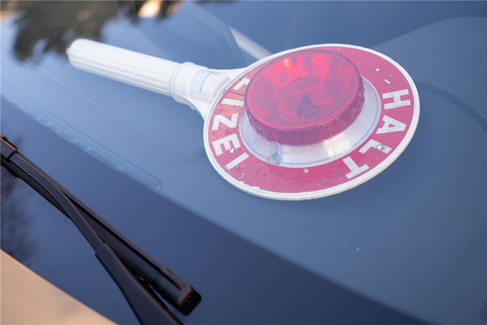 Die Polizei konnte die betrunkene Fahrerin bei Viechtach aufhalten. (Symbolbild)Peter Kneffel/dpa