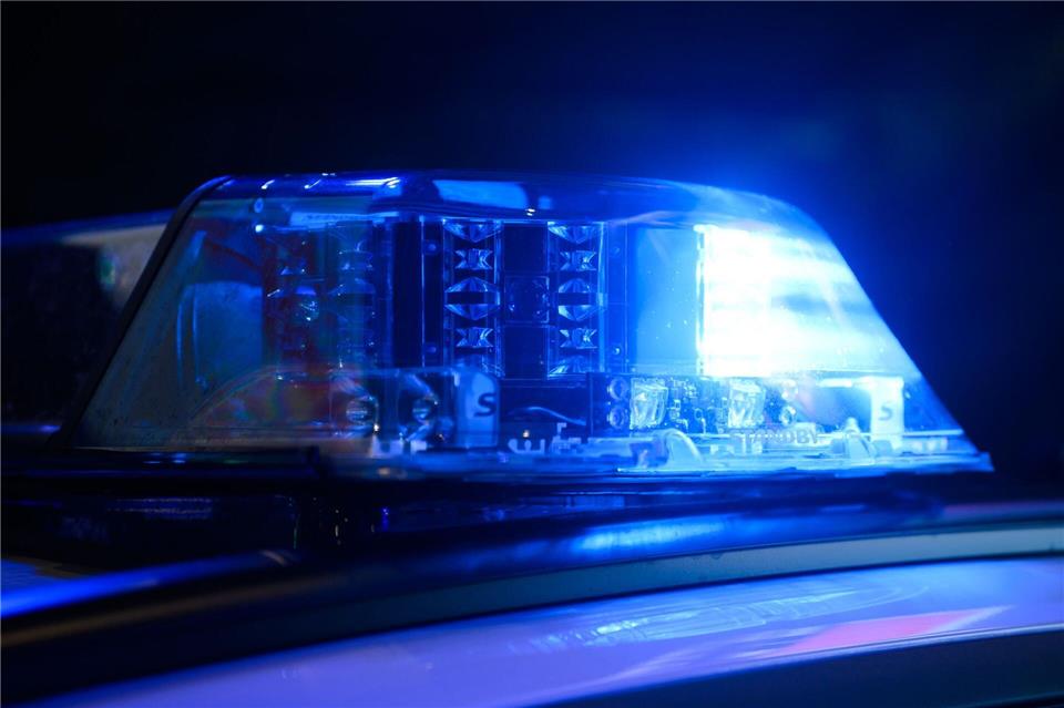 Die Polizei konnte einen 19-jährigen Tatverdächtigen festnehmen. (Symbolbild)Julian Stratenschulte/dpa