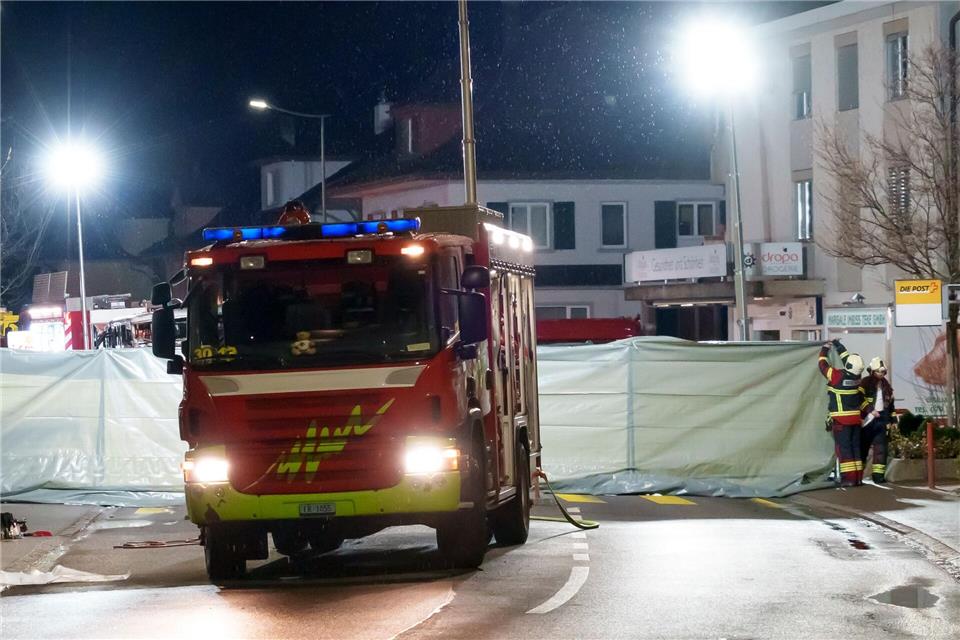 Die Polizei konnte zunächst keine Angaben zur Zahl der Passagiere im Bus machen oder ob der Busfahrer unter den Opfern war.Laurent Merlet/KEYSTONE/dpa