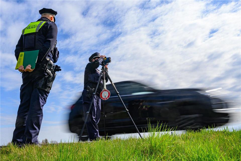 Die Polizei kontrollierte die Geschwindigkeit der vorbeifahrenden Fahrzeuge zwei Stunden lang. (Symbolfoto)Patrick Pleul/dpa