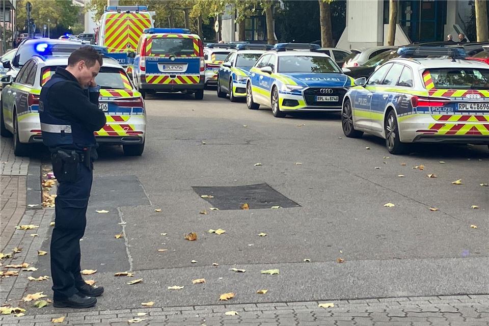 Großeinsatz an Ludwigshafener Schule nach Messeralarm Die Polizei koordiniert die Durchsuchungsaktion an einer Realschule in Ludwigshafen, nachdem Zeugen dort eine bewaffnete Person gesehen hatten.Wolfgang Jung/dpa