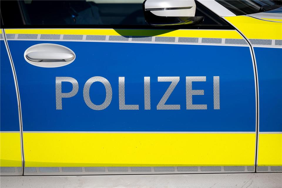 Die Polizei kümmerte sich um die Couch und die Autofahrerin, die das verlorene Möbelstück auf der Bundesstraße rammte. (Symbolbild) Sven Hoppe/dpa